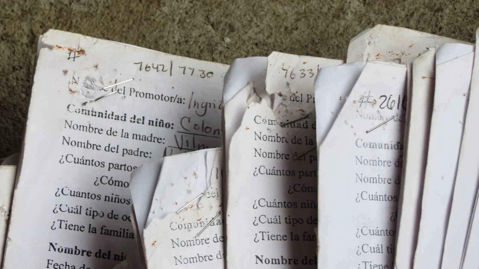 Formularios de papel desgastados, usados para registrar la salud de los niños